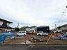 外観：住宅街の建築中の土地と周辺の住宅外観です
