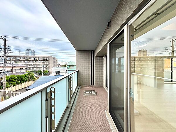 開放感のあるバルコニーと周辺の街並みが見える眺望