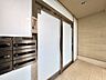 エントランス：集合住宅の郵便受けとガラスドアのエントランス