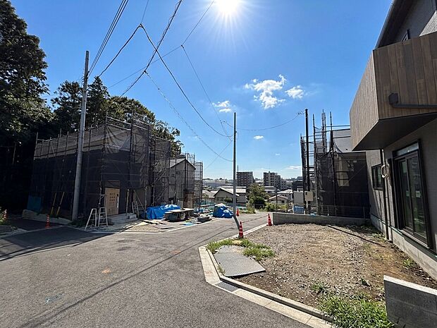 建築中の戸建て住宅がある閑静な住宅街の様子