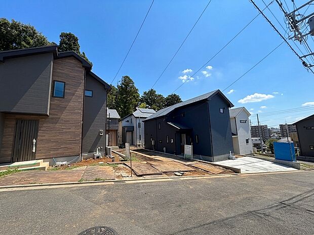 道路に面したシンプルなデザインの住宅外観です