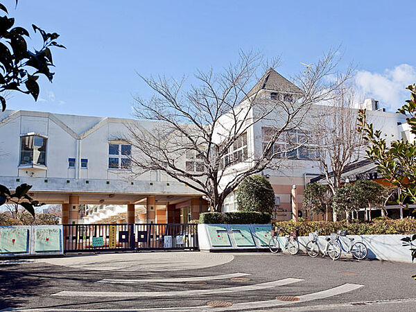 稲城市立向陽台小学校まで約540m
