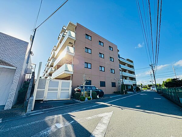 4階建てのマンション外観と周辺道路の様子