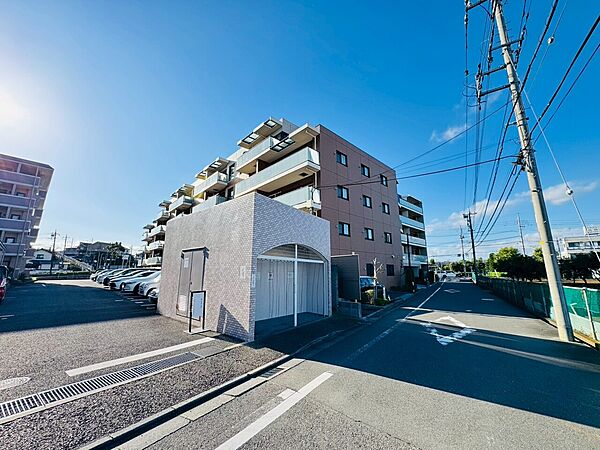マンションの複数階建て外観、周辺は住宅街