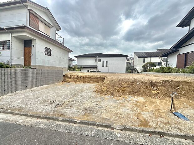 住宅街の更地で建築準備が整った土地の様子