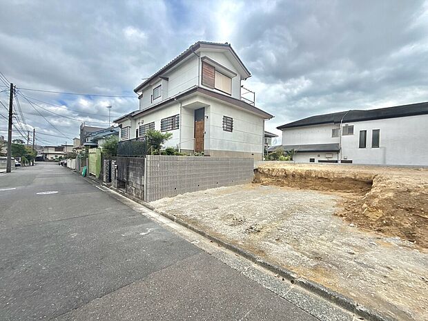 一戸建て隣に空き地がある閑静な住宅街の外観