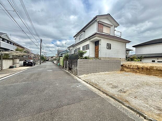 住宅が建ち並ぶ静かな住宅街の角地の様子です
