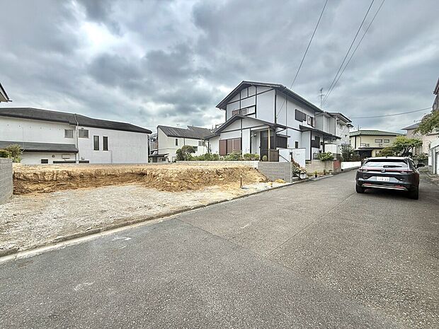 住宅街の整然とした道路沿いにある新築戸建て物件