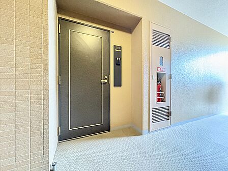 エレベーター横の集合郵便受けがある共用廊下入口