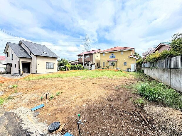 庭付きの一戸建て物件と駐車スペースの様子