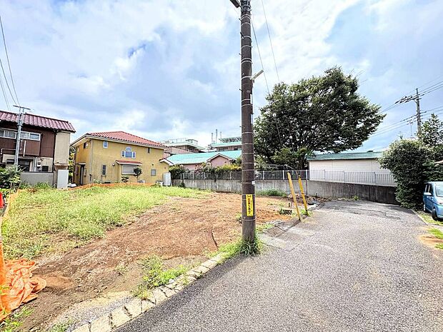 住宅地の一角、陽当たり良好な空き地です