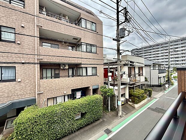 住宅街にある4階建てマンションの外観と街並み