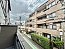 バルコニー：住宅街の中にあるバルコニーからの眺望