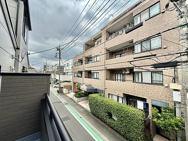 住宅街の中にあるバルコニーからの眺望