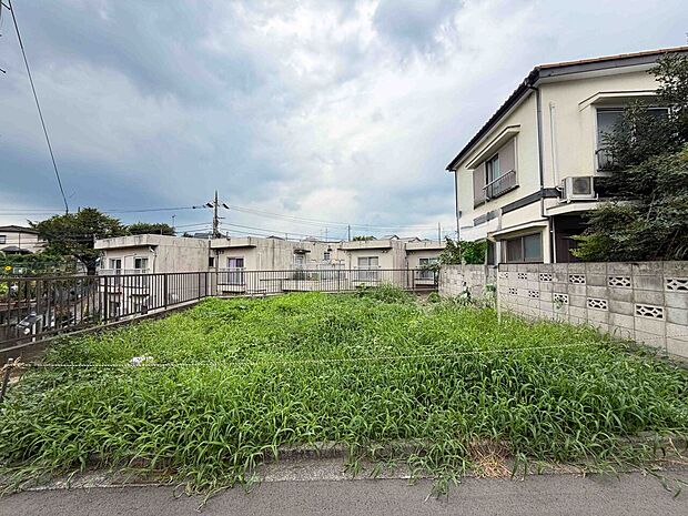 住宅街にある広めの更地の敷地です