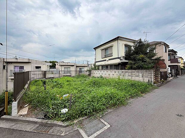 角地にある空き地の外観と周囲の住宅環境