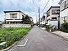 周辺：住宅街の静かな道路と建物が見える周辺環境