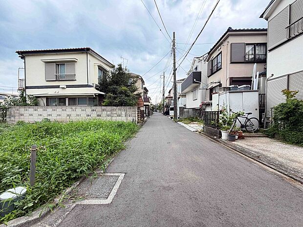 住宅街の静かな道路と建物が見える周辺環境