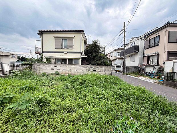 住宅地内の空き地で、周囲に戸建てが建ち並ぶ環境です