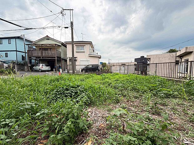 住宅街にある広めの更地の写真です