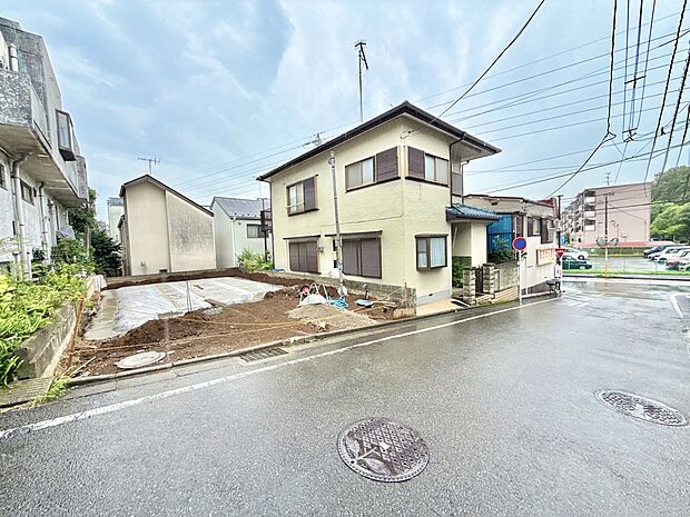 住宅と空き地がある角地の外観写真、周辺は住宅街です