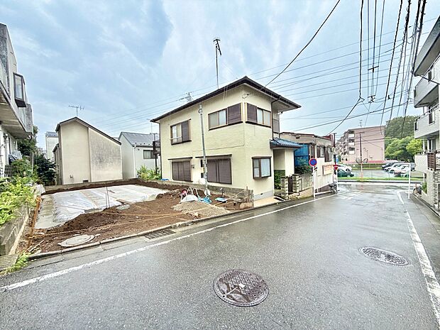 住宅が立ち並ぶ角地の更地の様子