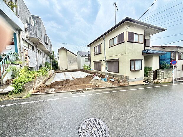 住宅街の角地に位置する整地済みの土地です