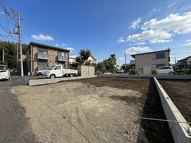 住宅が並ぶ住宅街の更地の敷地です