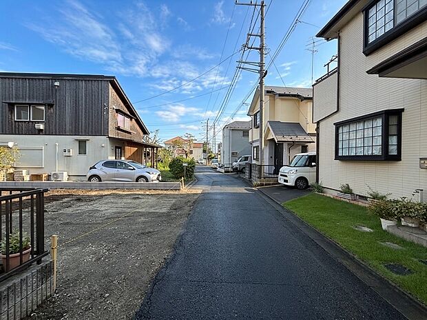 住宅街の舗装道路沿い、両側に戸建てが建つエリアです