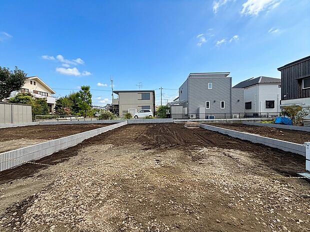 住宅街にある整地済みの売地の様子です