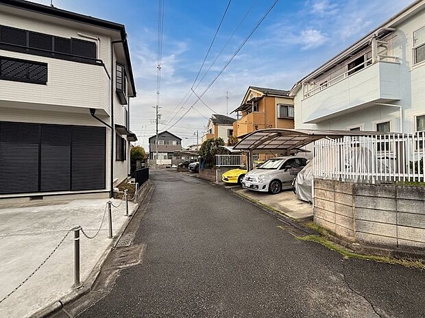 住宅街の道路と駐車スペースが見える外観写真です