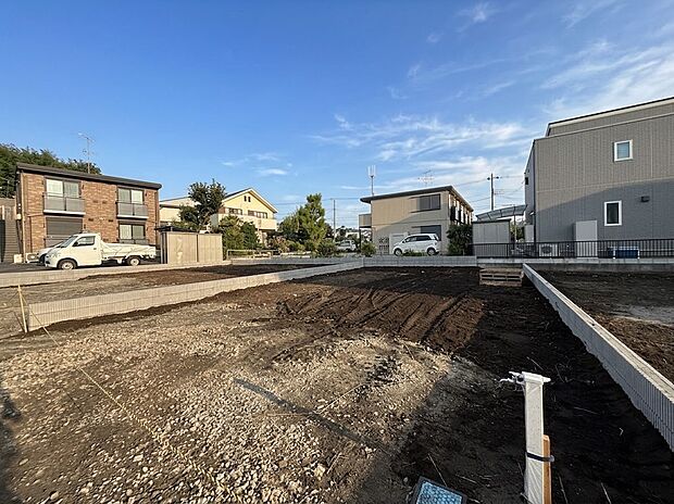 住宅街にある造成済みの更地の写真です