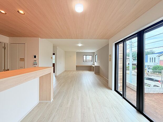 キッチンを備えた明るい室内空間