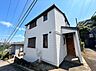 外観：白い外壁の戸建て外観と玄関