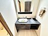 洗面：※画像は実際の写真をもとに、家具・調度品の配置例をCG合成したもので、家具等は販売価格に含まれません。