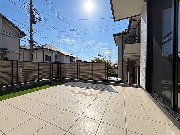日当たり良好な広いテラスと隣接する住宅外観