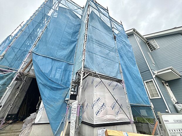 工事中の建物外観と足場の様子