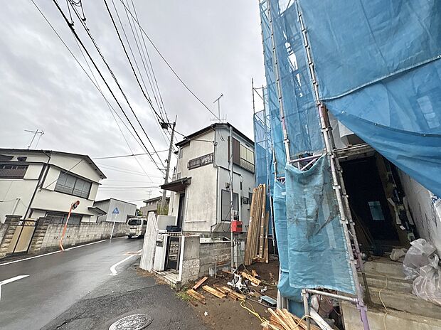 建築中の住宅が並ぶ街角の外観です