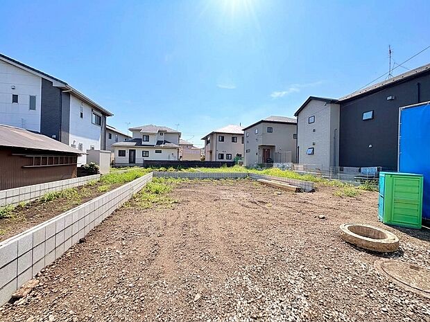 建築中の住宅に囲まれた未舗装の敷地