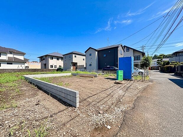 建築中の戸建てと前面道路、周辺住宅の様子