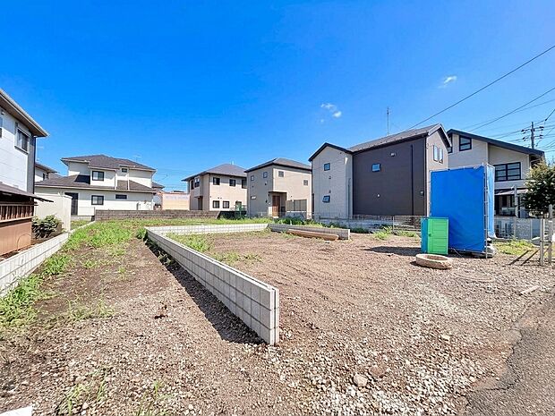 建築中の戸建てと資材がある敷地