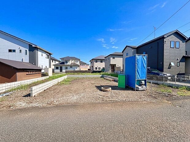 住宅街の一角にある更地と青い設備