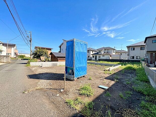 敷地内の青い物置と周辺の住宅