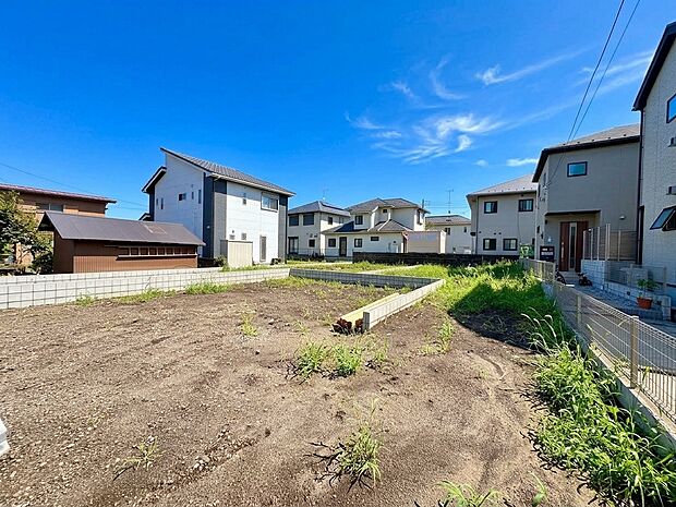 建築中の戸建て住宅と整地された敷地