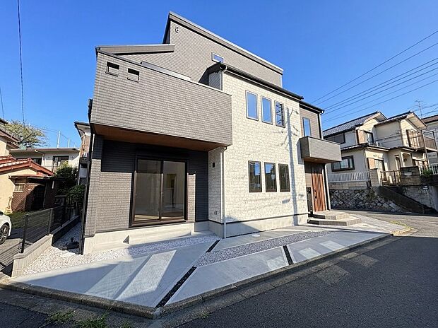 道路に面した2階建て住宅の外観