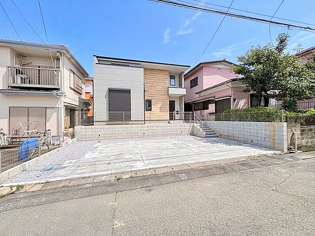 住宅の外観と前面道路、駐車スペース