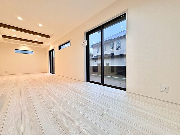 白を基調とした明るいリビングの室内風景