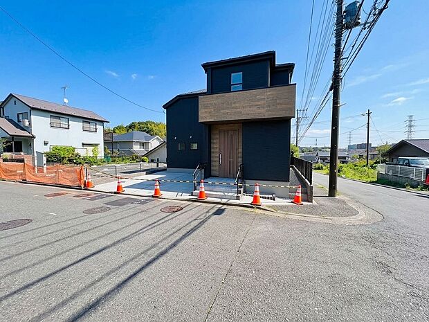道路に面した黒い外観の新築住宅です