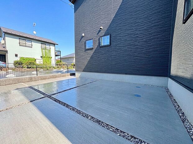 広めの駐車スペースがある住宅の外観一部