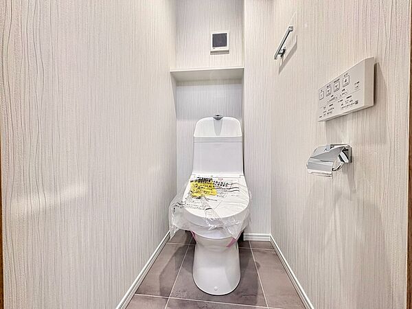 シンプルなデザインのトイレ空間です